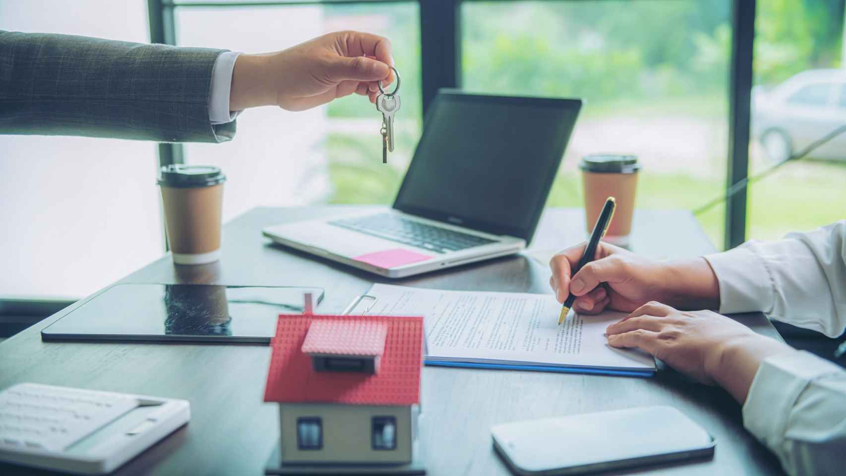 El momento de la firma de un contrato inmobiliario.