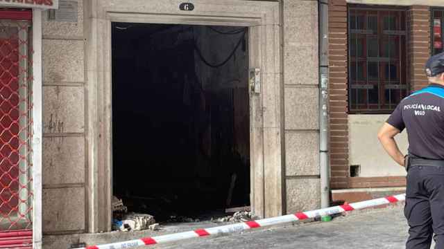Portal del edificio que ardió en la calle Alfonso X El Sabio de Vigo.