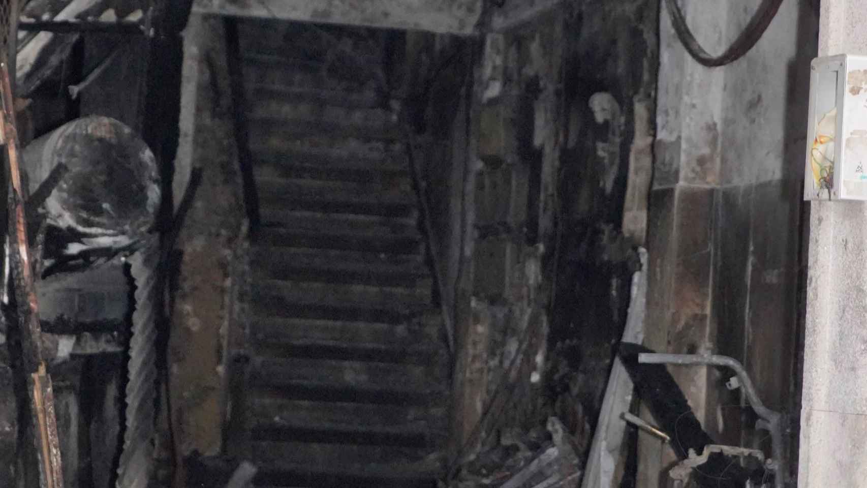 Portal calcinado tras el incendio del edificio número 6 de la calle Alfonso X El Sabio (Vigo).