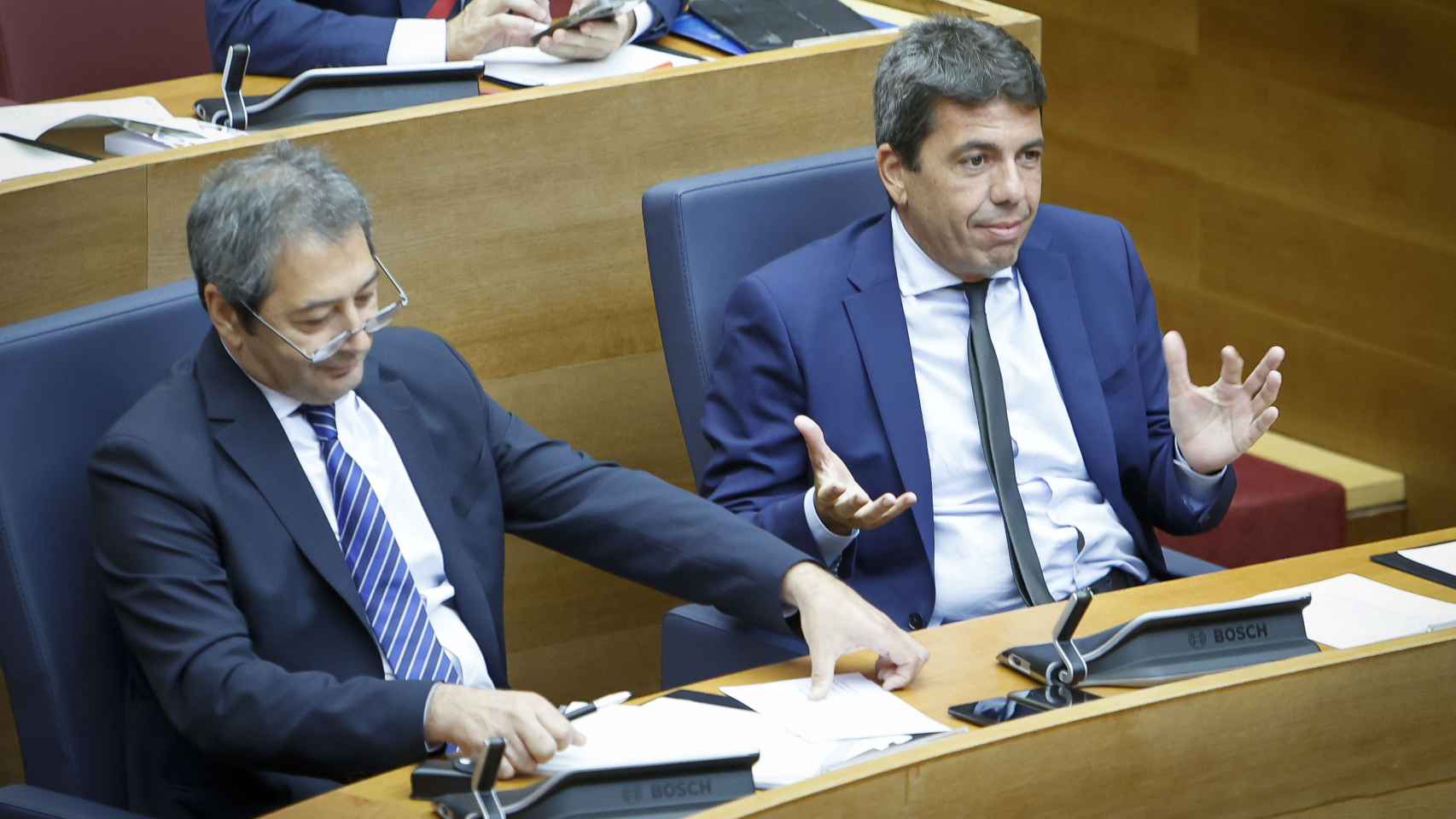 El vicepresidente Vicente Barrera (de Vox) y el presidente de la Generalitat, Carlos Mazón. EE