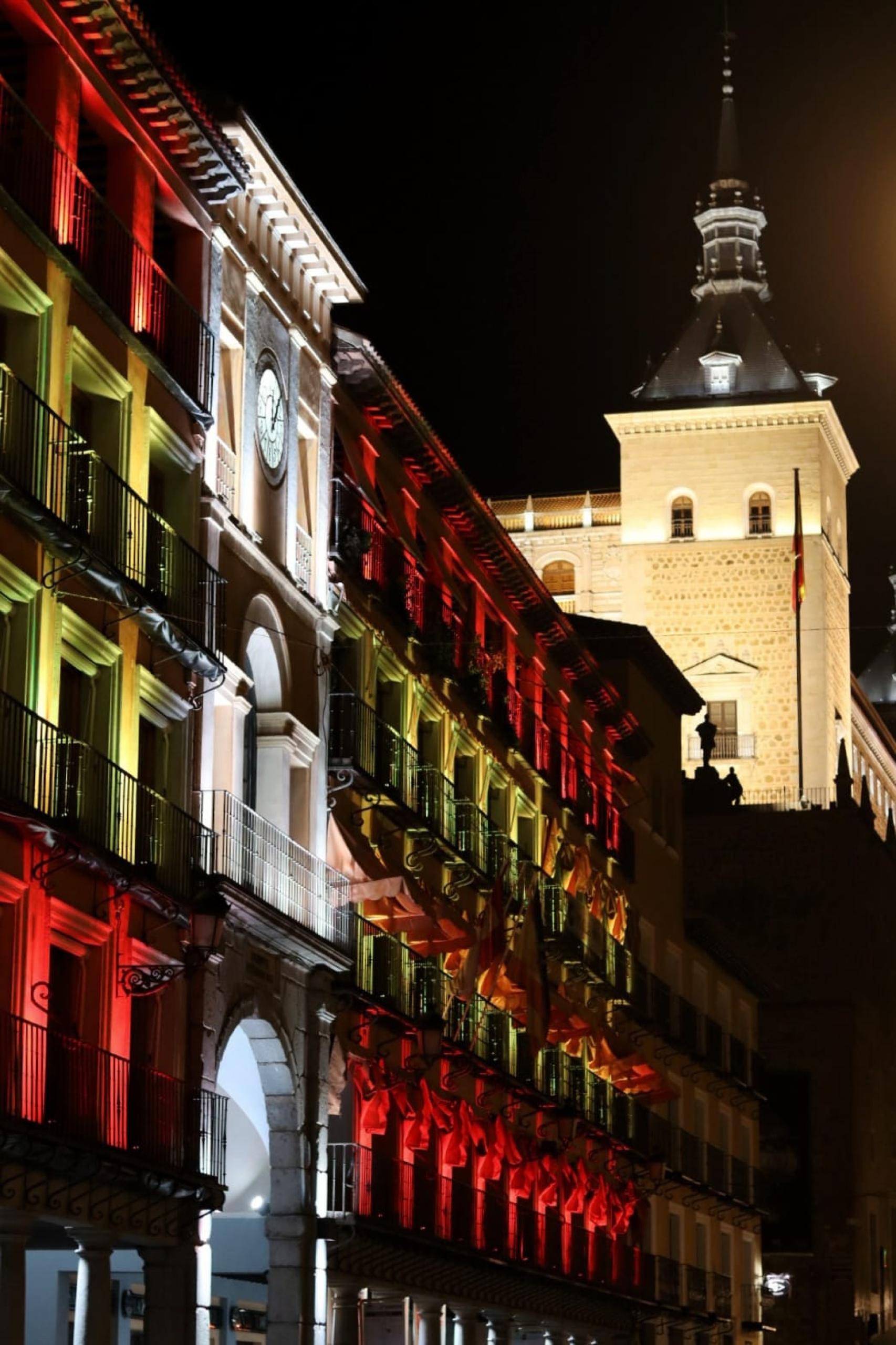Fachada de la Delegación de Gobierno en Toledo con los colores de la bandera nacional. Foto: V. Martín.