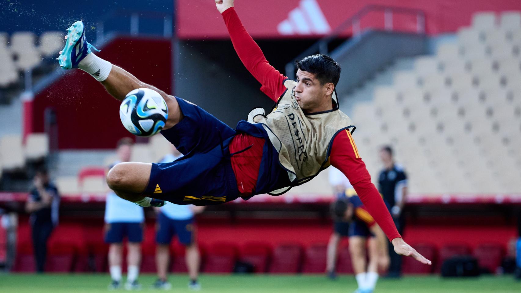 Álvaro Morata, en posición acrobática.