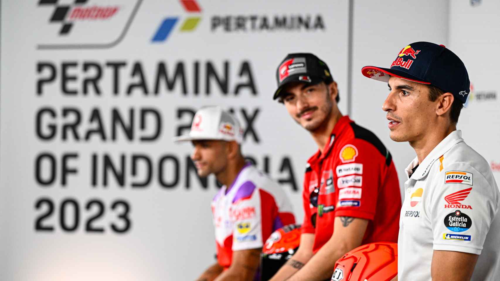 De izquierda a derecha; Jorge Martín, Pecco Bagnaia y Marc Márquez, en la rueda del prensa del GP de Indonesia.