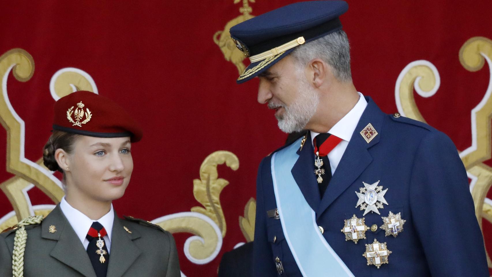 El rey Felipe VI mira con orgullo a su hija, la princesa de Asturias.