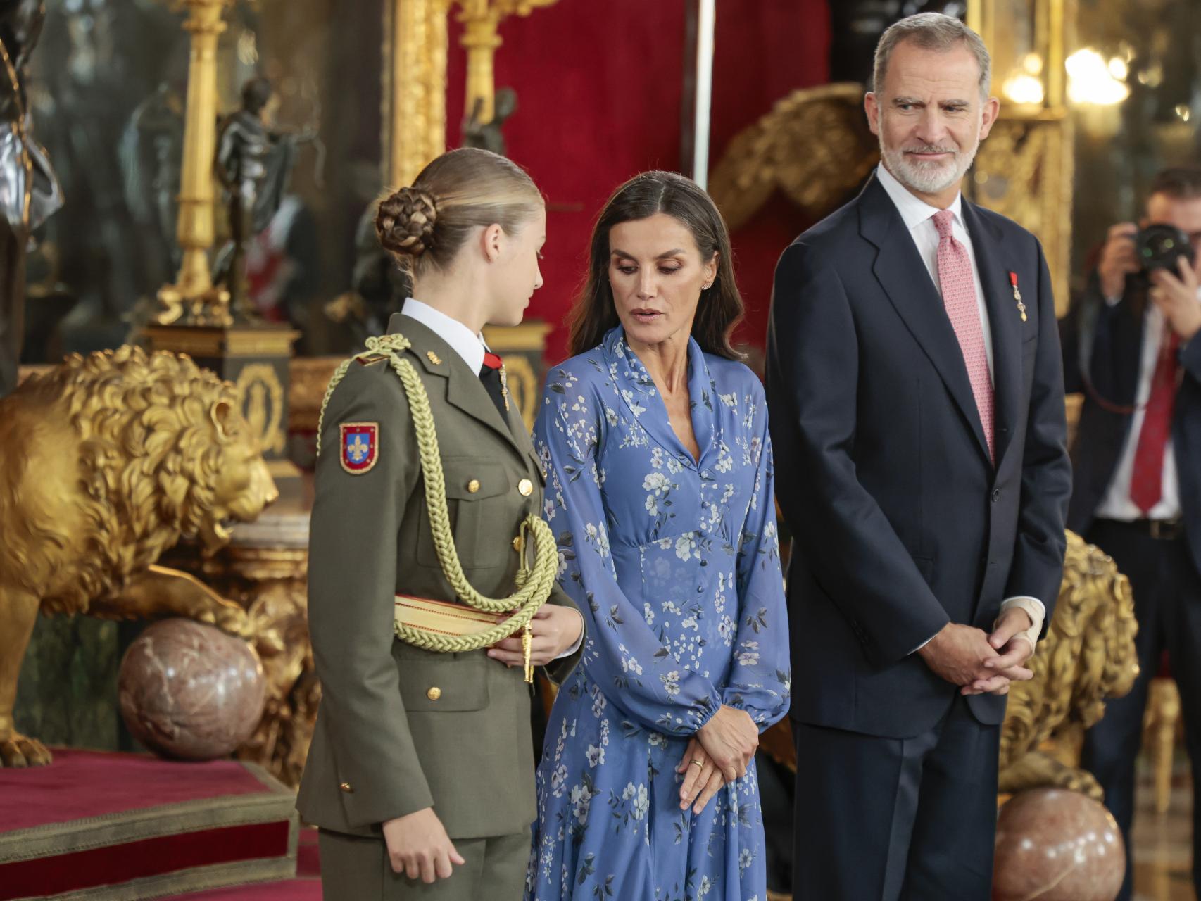 La princesa de Asturias junto a los Reyes en el Salón del Trono del Palacio Real.
