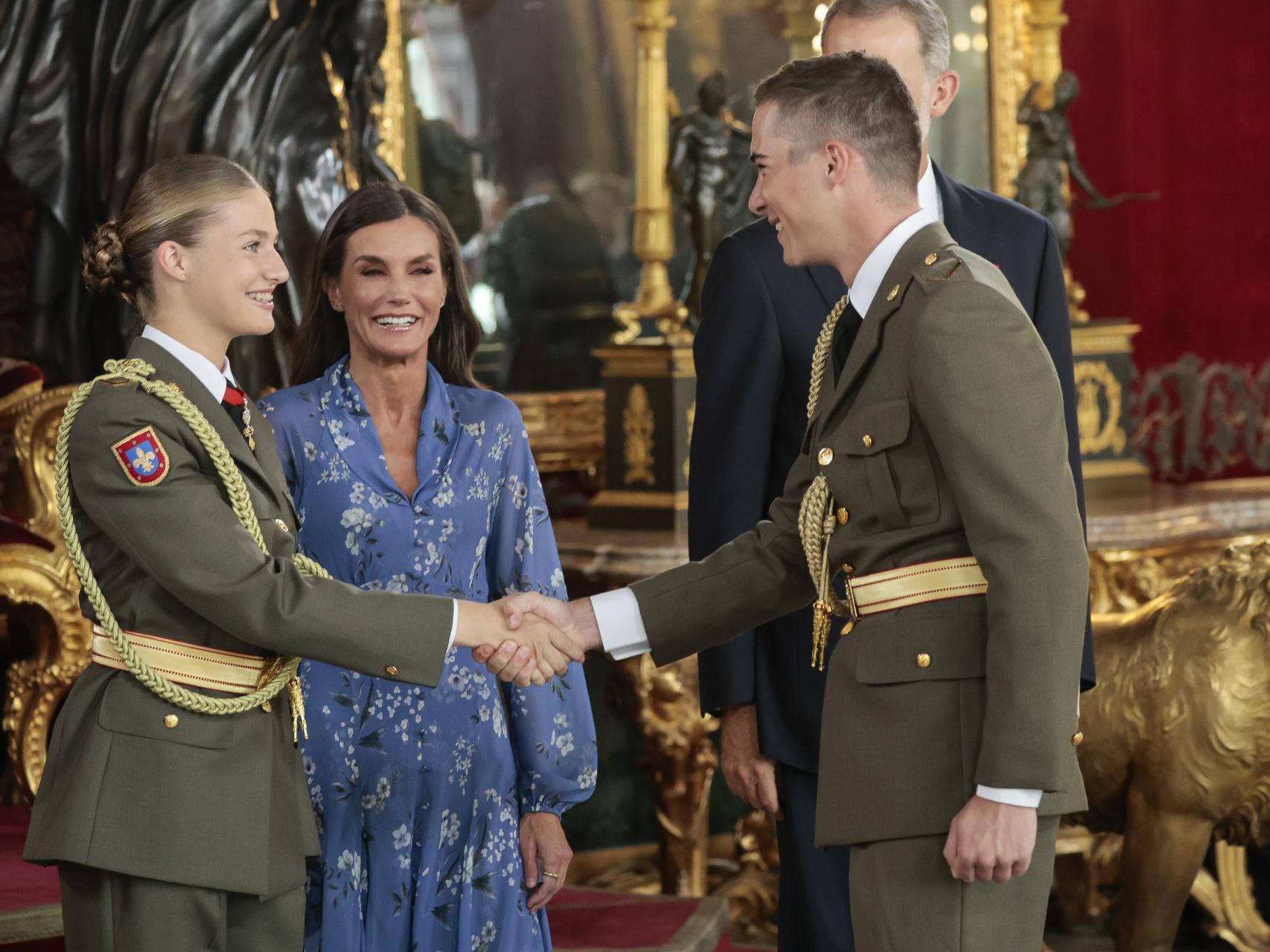 La Princesa de Asturias, durante el besamanos de los cadetes.