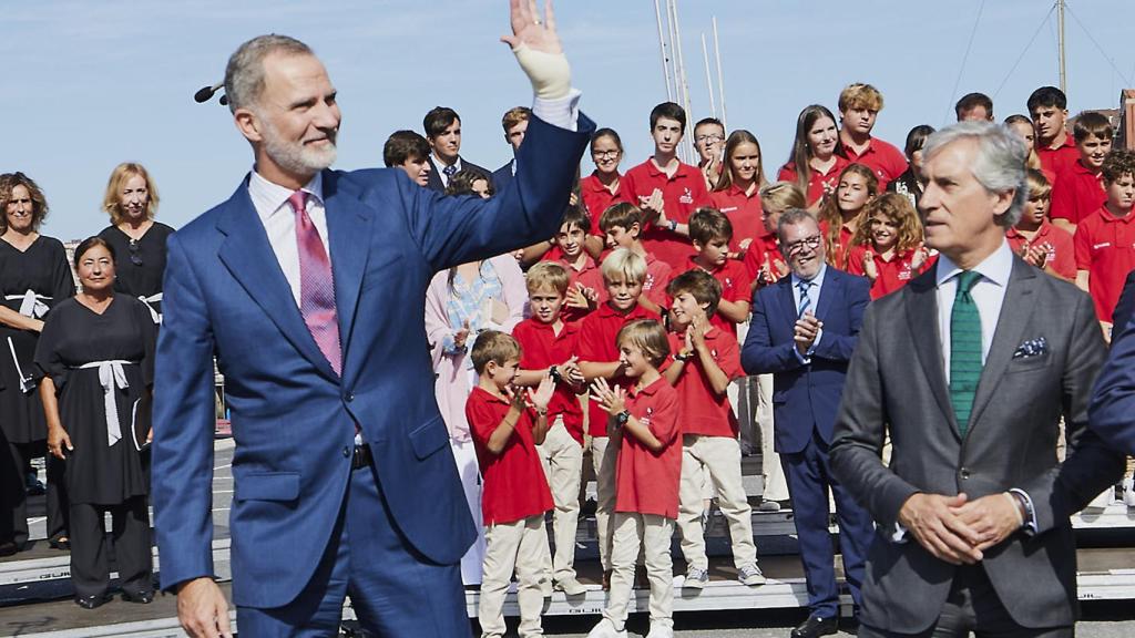 El Rey con muñequera en un acto en Bilbao.