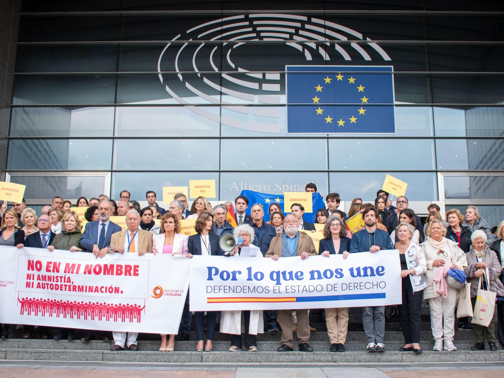 Teresa Freixes lee un comunicado ante el Parlamento Europeo en defensa de la democracia, este jueves, Día de la Hispanidad. A su lado, el filósofo Fernando Savater y varios eurodiputados de Ciudadanos y del PP.