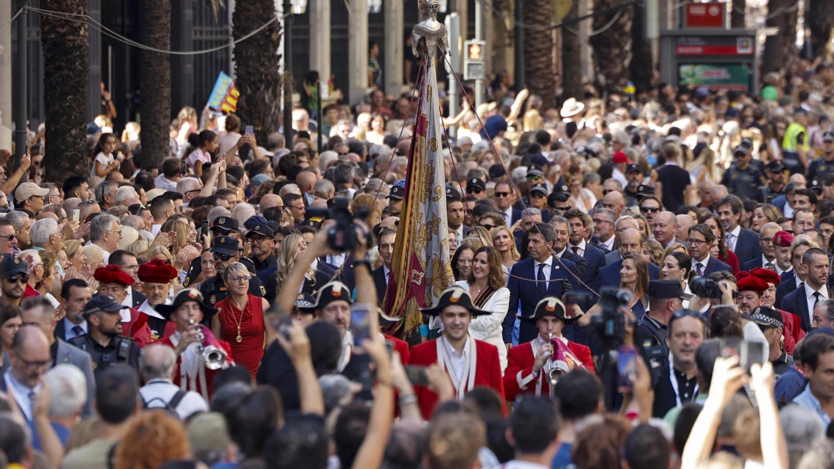 María José Catalá porta la Senyera en la procesión cívica del 9 d'Octubre