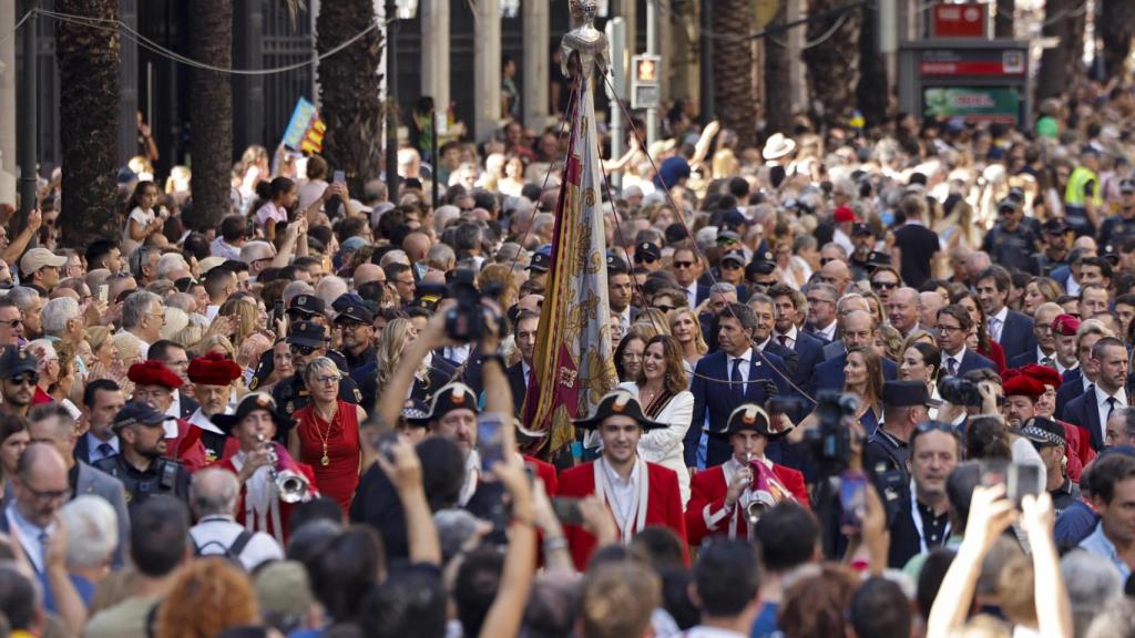 María José Catalá porta la Senyera en la procesión cívica del 9 d'Octubre