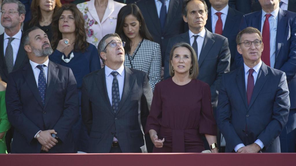 Santiago Abascal, Patxi López, Cuca Gamarra y Alberto Núñez Feijóo contemplan la exhibición aérea, desde la tribuna de autoridades.