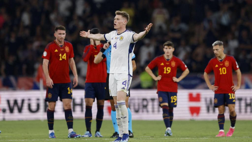 McTominay protesta tras anularse su gol frente a España