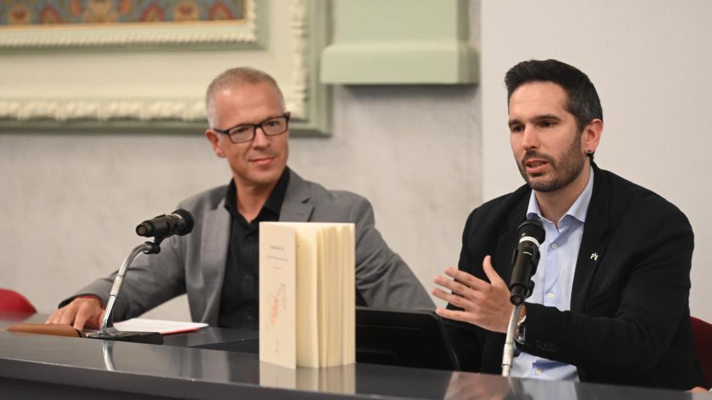 Presentación del libro ‘Repartiendo el café. 40 años de descentralización política en España’ del profesor de la Universidad de Burgos, Sergio Pérez Castaños. Acompaña al autor en la presentación el ex presidente del Senado, Ander Gil.