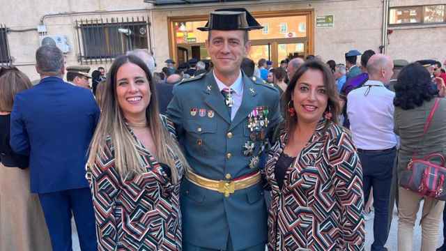 La alcaldesa de Palencia, Miriam Andrés, junto a la invitada que ha asistido al acto-homenaje a la Guardia Civil vestida igual que ella