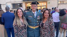 La alcaldesa de Palencia, Miriam Andrés, junto a la invitada que ha asistido al acto-homenaje a la Guardia Civil vestida igual que ella