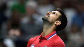 Novak Djokovic mira al cielo durante un partido con Serbia en la Copa Davis.
