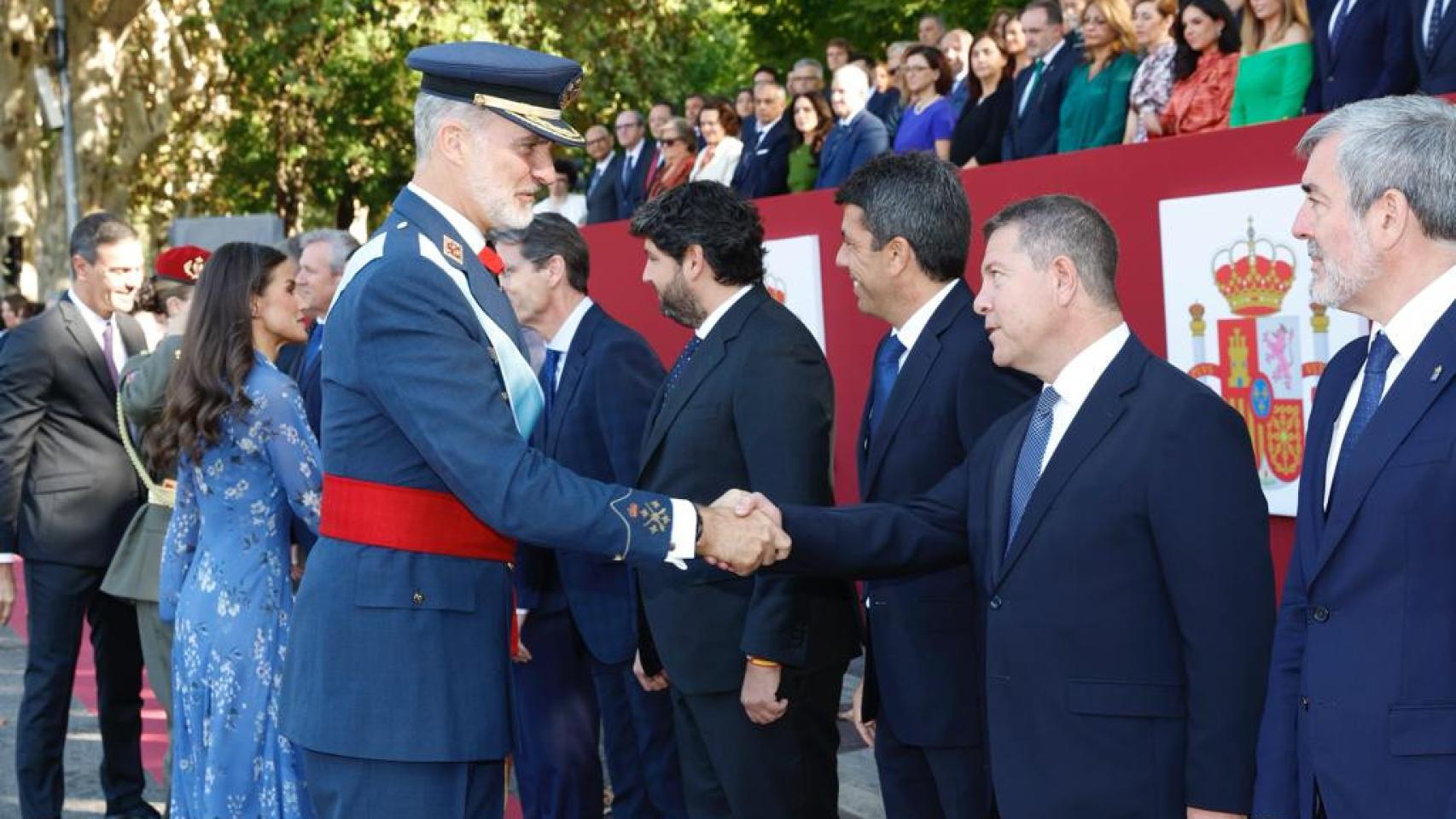 El rey Felipe VI saludando al presidente regional Emiliano García-Page. Foto: Casa de S.M. el Rey.