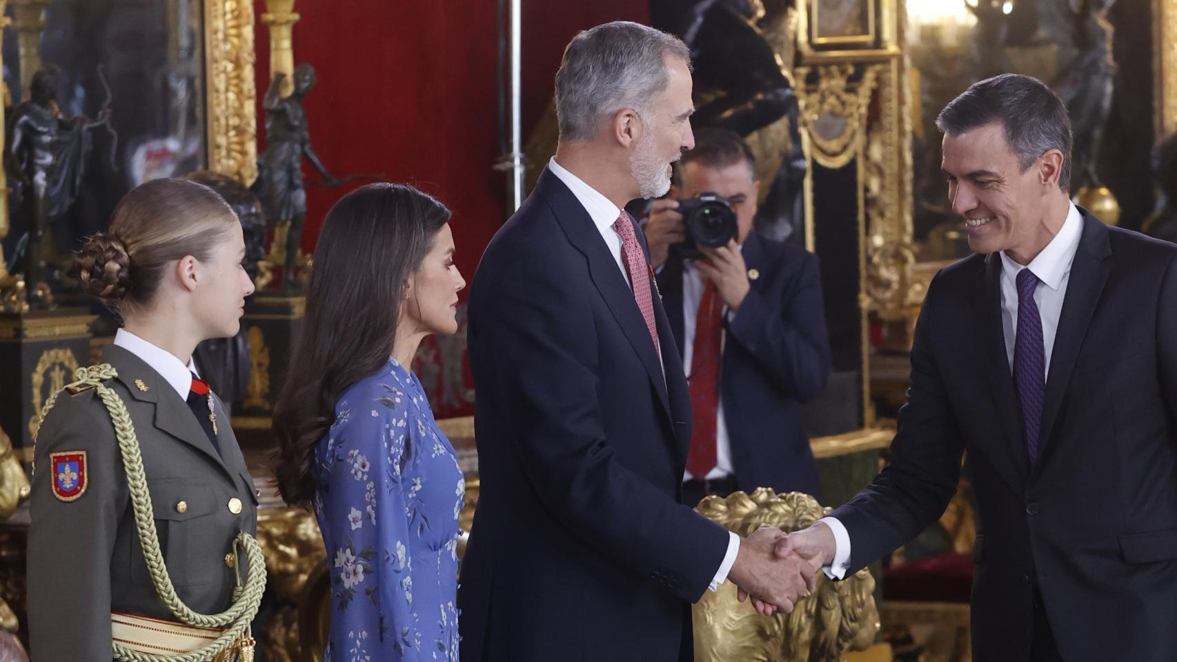 El rey Felipe VI saluda a Pedro Sánchez en el Palacio Real.