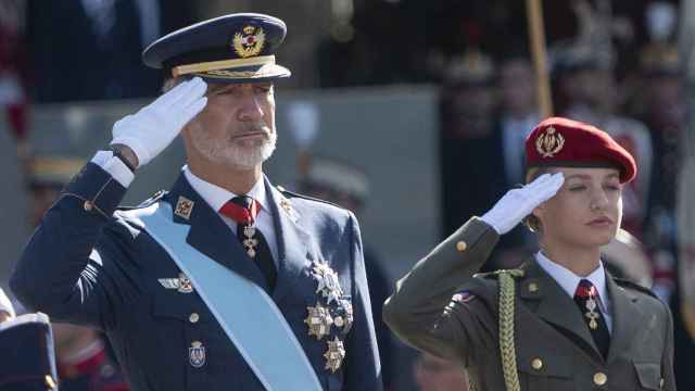 Felipe VI y la Princesa Leonor, en posición de saludo, este jueves en el desfile de la Fiesta Nacional.