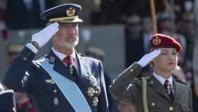 Felipe VI y la Princesa Leonor, en posición de saludo, el pasado 12-O en el desfile de la Fiesta Nacional.