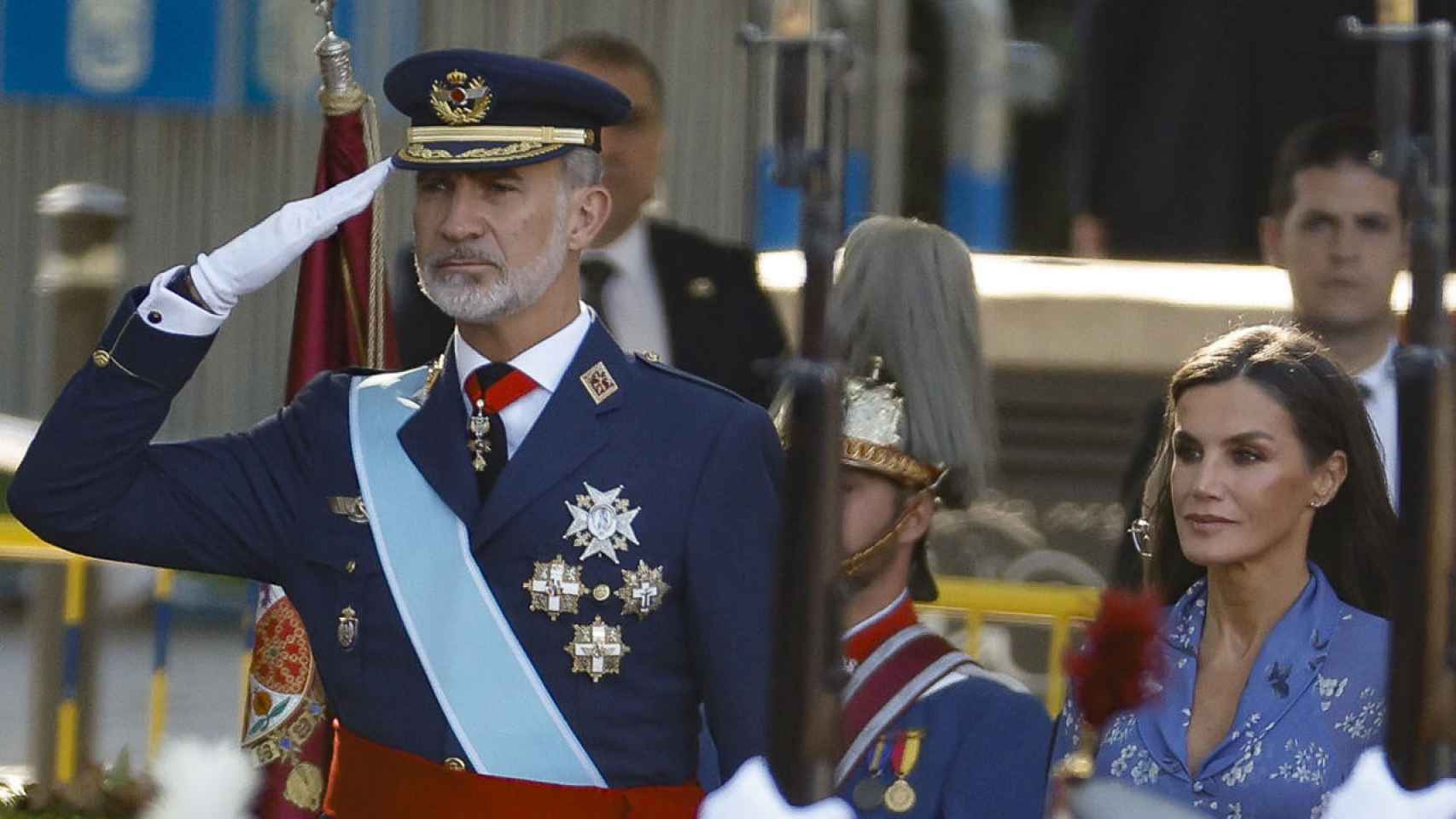Los reyes, Felipe VI y Letizia, a su llegada este jueves para presidir el desfile del Día de la Fiesta Nacional en Madrid