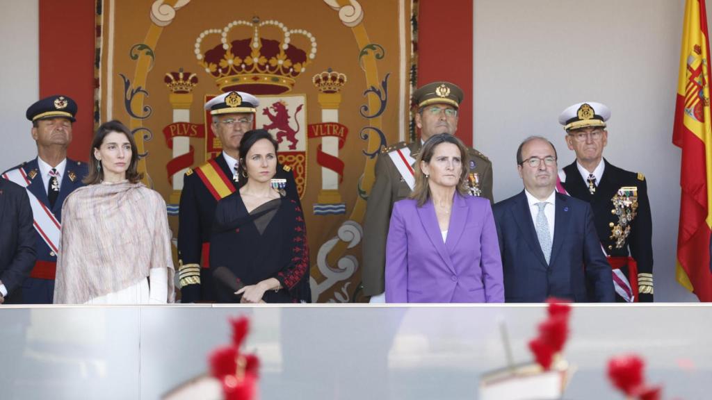 La secretaria general de Podemos, Ione Belarra, este jueves en la tribuna de autoridades del desfile del 12-O junto a los ministros Pilar Llop (Justicia), Teresa RIbera (Transición Ecológica) y Miquel Iceta (Cultura y Deportes).