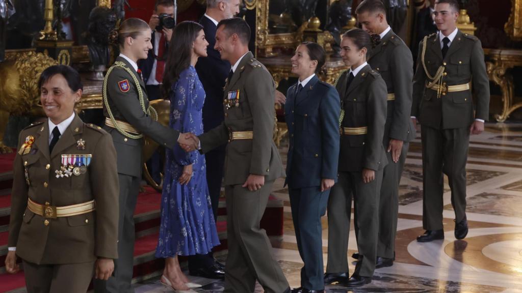 La princesa de Asturias, Leonor, la reina Letizia y el rey Felipe VI , saludan a unos cadetes este jueves durante la recepción oficial