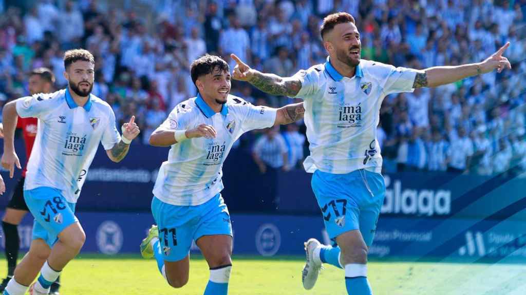Los jugadores del Málaga CF celebran el gol de Dioni contra el Melilla