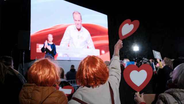 Un grupo de seguidores observa la intervención de Donald Tusk, que fue presidente del Consejo Europeo y ahora es candidato de la opositora Plataforma Cívica, durante el debate de candidatos en la televisión pública polaca el pasado lunes