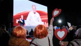 Un grupo de seguidores observa la intervención de Donald Tusk, que fue presidente del Consejo Europeo y ahora es candidato de la opositora Plataforma Cívica, durante el debate de candidatos en la televisión pública polaca el pasado lunes