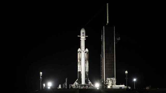 Falcon Heavy con la nave Psyche a bordo esperando el lanzamiento