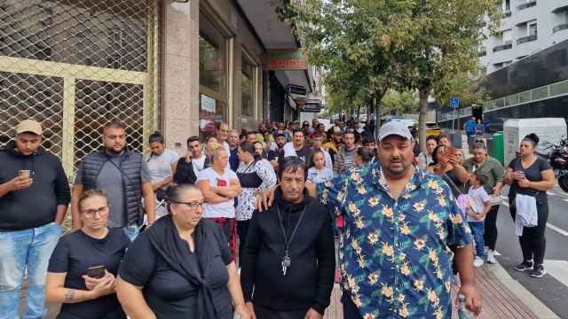 Miembros de Sociedad Gitana Española junto a Sinaí Giménez, a la derecha.