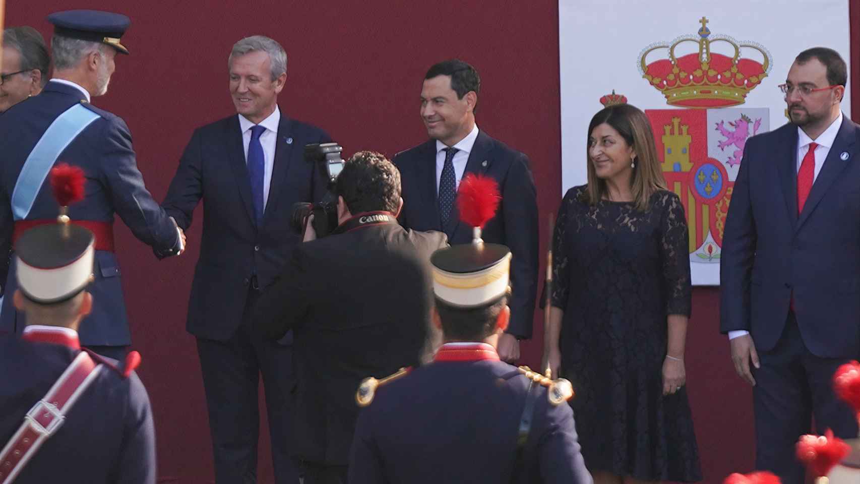 Felipe VI saluda al mandatario gallego.