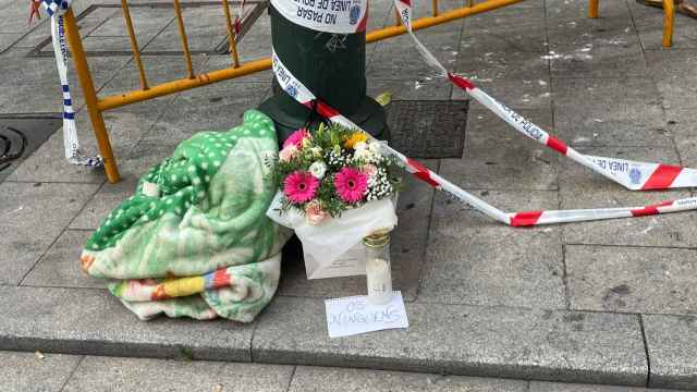 Algunas de las flores que se han dejado frente al edificio de As Travesas.