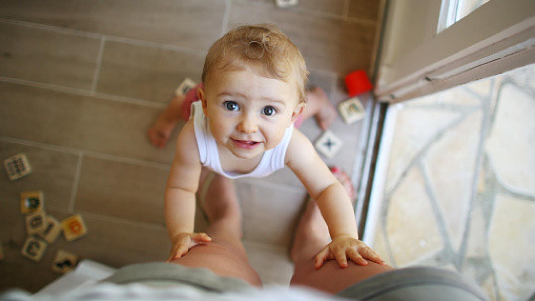 Imagen de un niño pequeño mirando hacia arriba.