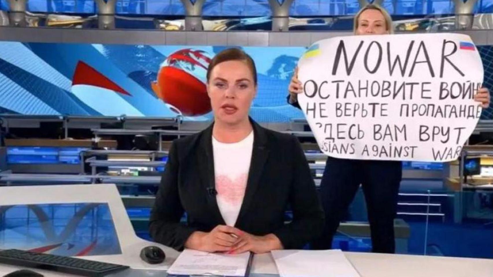 Marina Ovsiannikova, en la televisión estatal rusa con un cartel contra la guerra en Ucrania.