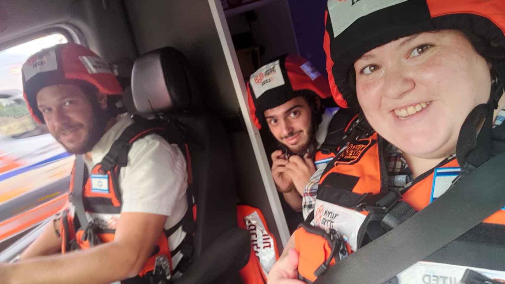 Noemí y sus compañeros de United Hatzalah salen de Beit Shemesh en ambulancia, el sábado pasado.