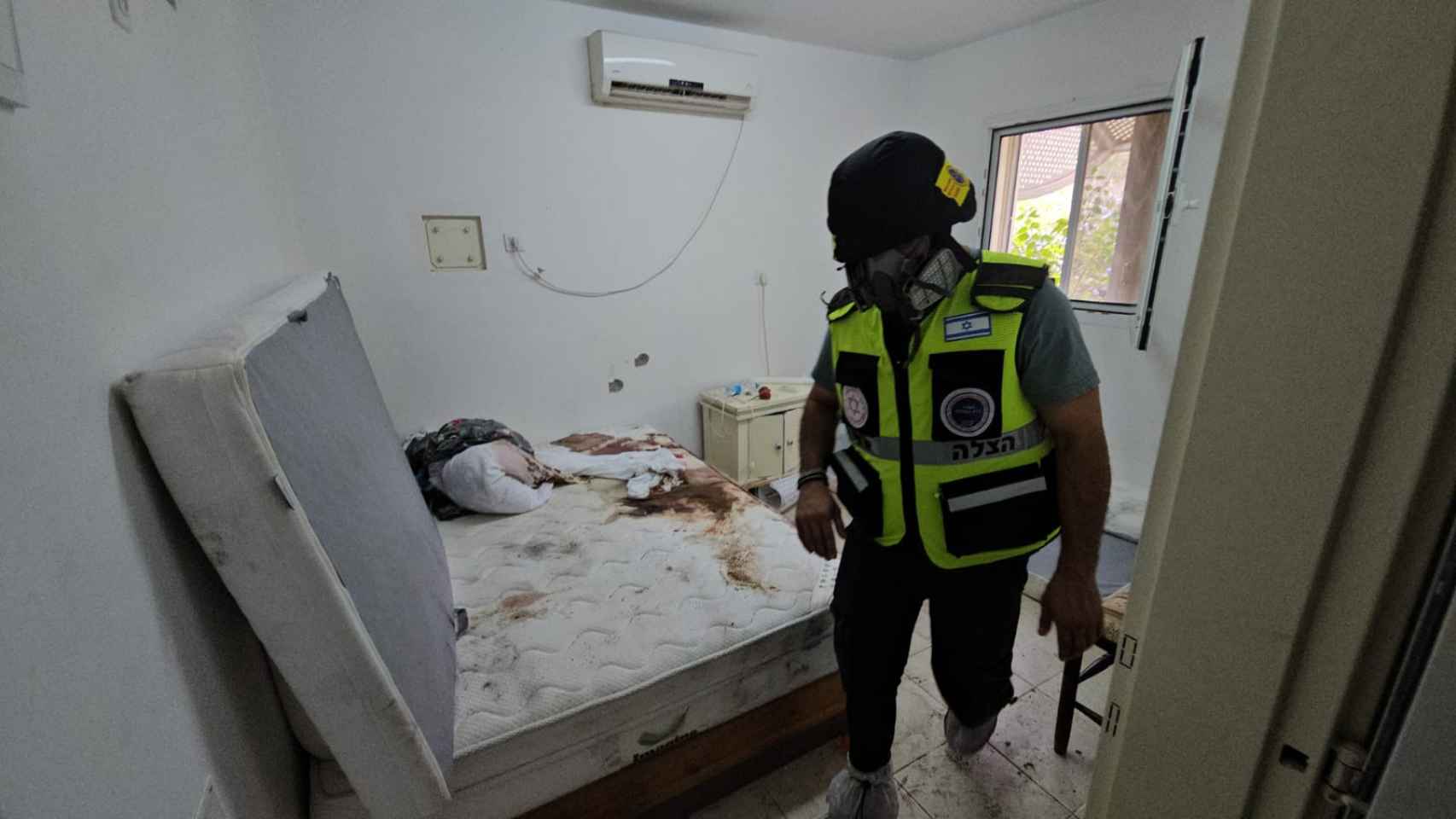 Itzik entra en la habitación de una casa en Beeri asolada por Hamás.