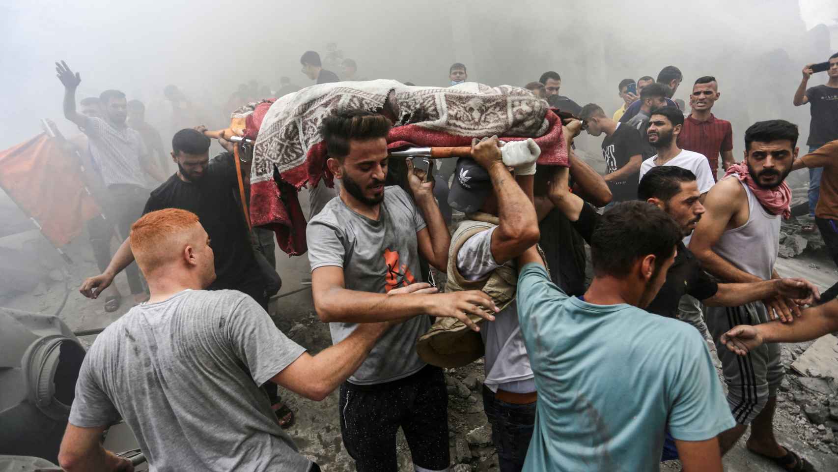 Palestinos llevan el cuerpo de una persona fallecida por misiles de Israel en Gaza.