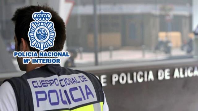 Un agente de la Policía Nacional en Alicante.