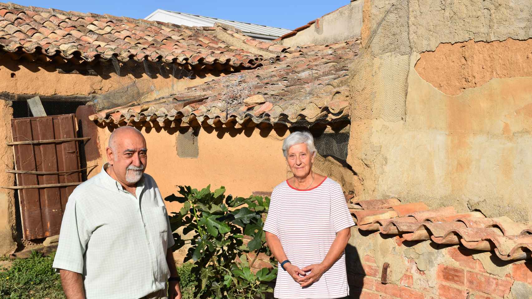 Dori Bezos y su marido Jordi posan en el corral de su casa en Villafrechós