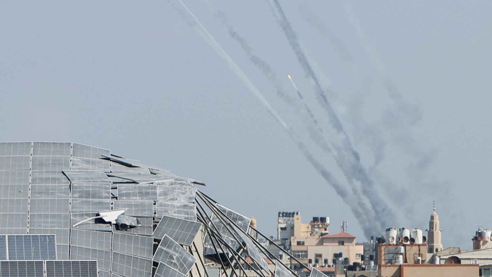 Hamás dispara cohetes desde Gaza hacia Israel.