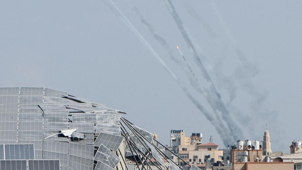 Hamás dispara cohetes desde Gaza hacia Israel.