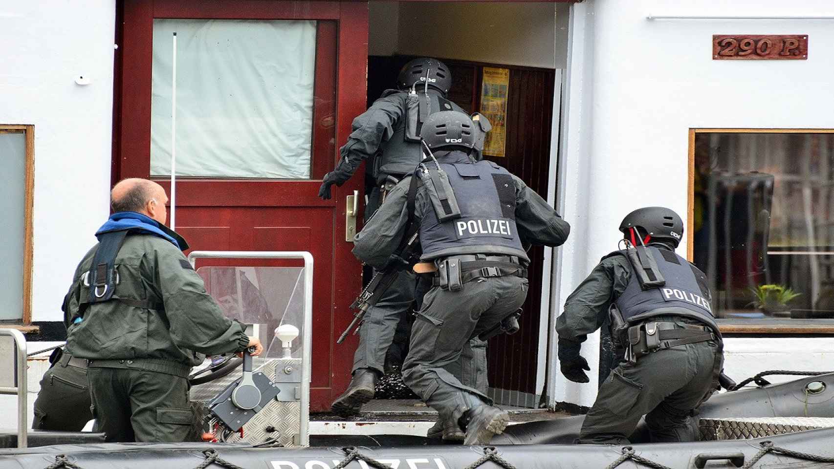 Unidad especial de la policía alemana actuando en Frankfurt.