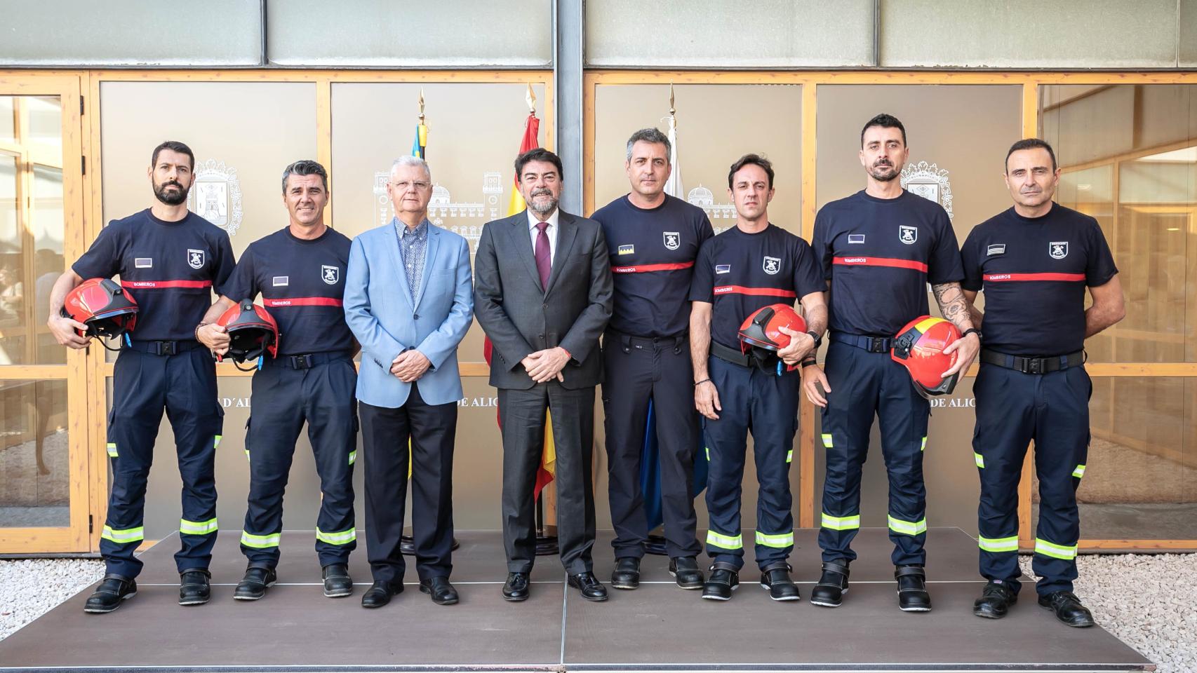 El alcade de Alicante, Luis Barcala, junto al concejal de seguridad y los bomberos.