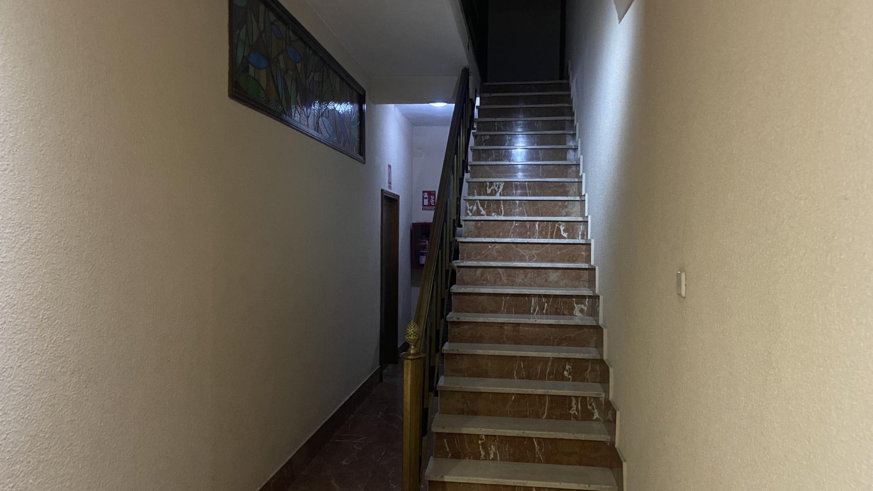 La escalera que da acceso a la vivienda en la que murió Esteban.