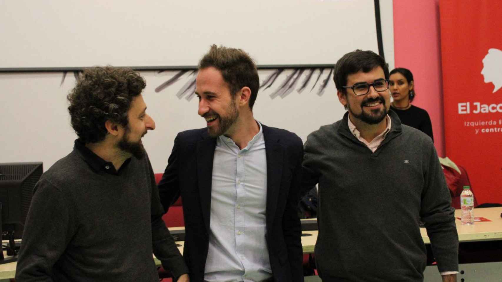 El actor Jon Viar, el responsable de comunicación de El Jacobino, Arturo Fernández y el portavoz, Guillermo del Valle, en un acto de la formación.