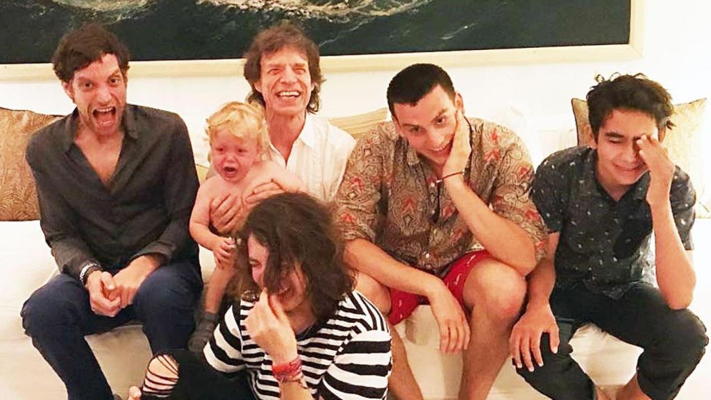 Jagger con cinco de sus hijos.