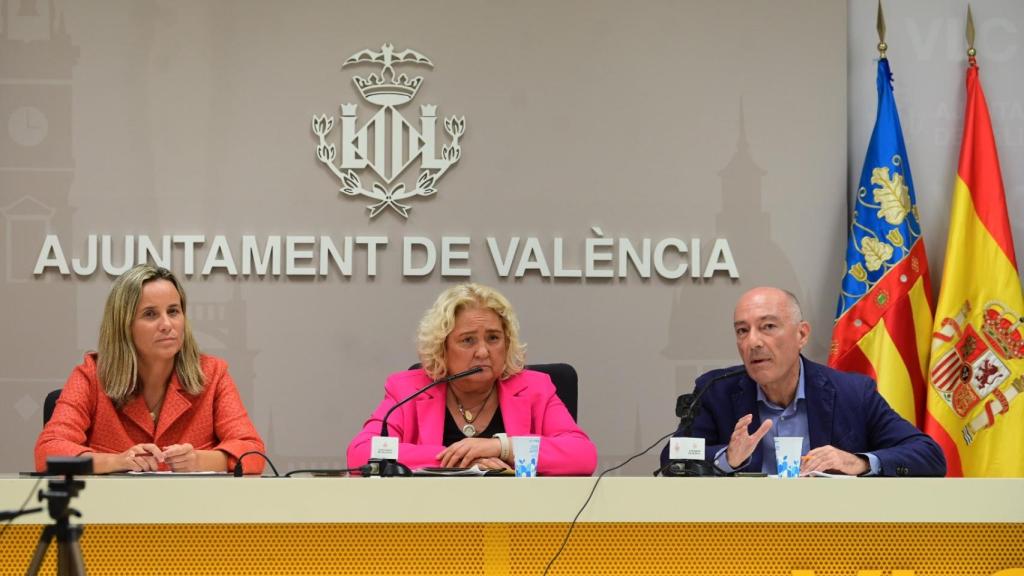 La concejala de Hacienda, María José Ferrer Sansegundo, en el centro, explica la rebaja fiscal este viernes. EE