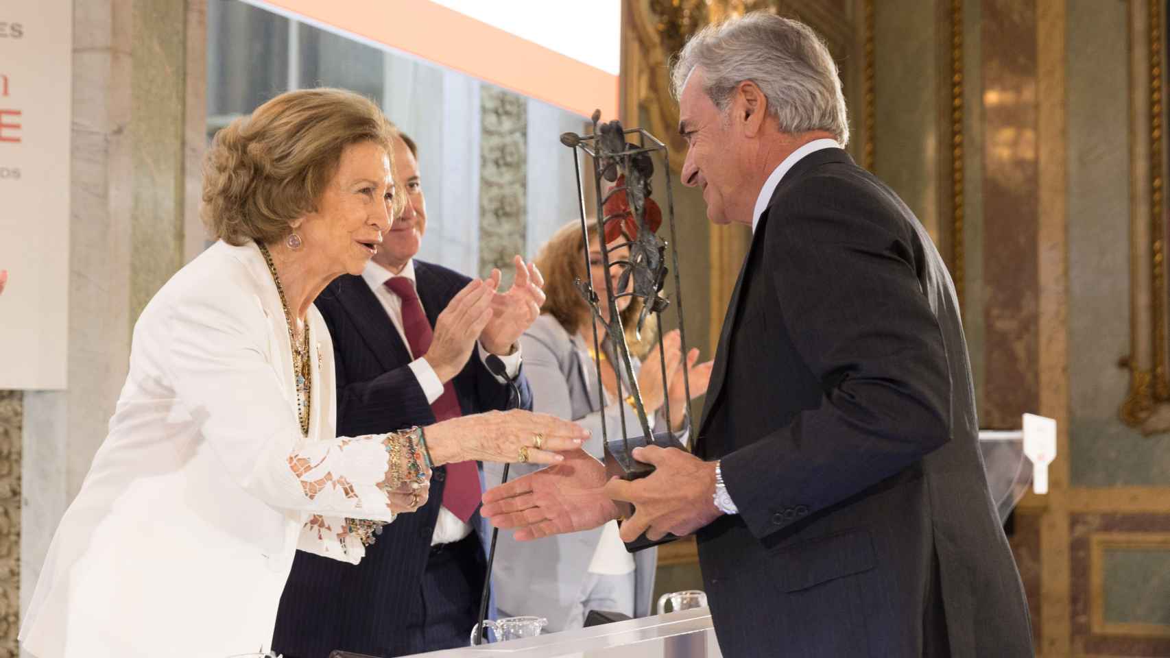 Carlos Sainz con la reina emérita después de recibir el premio 'Toda una vida profesional'.